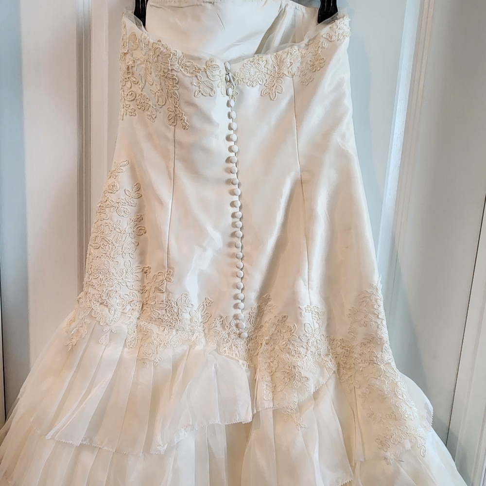 White by Vera Wang cream wedding dress size 10 worn for my vow renwal. - Picture 7 of 9